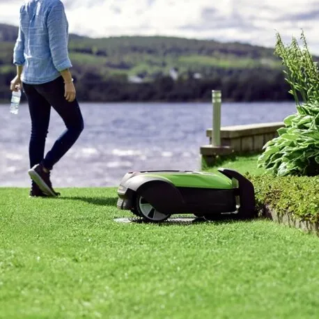 De Greenworks robotmaaier Optimow 4 heeft een capaciteit van maximaal 450m2. De robotmaaier wordt geleverd inclusief accu en laa